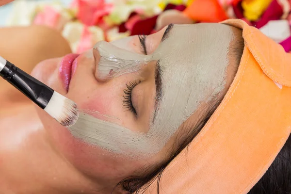 Maske auf Gesicht der Frau auftragen — Stockfoto