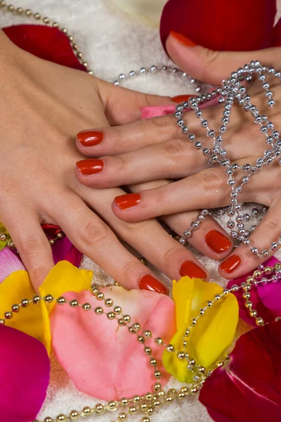 Manikyrerade händer med rött nagellack — Stockfoto