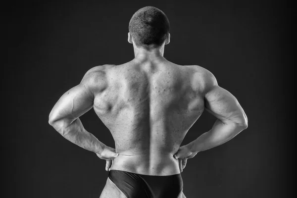 Bodybuilder visar hans rygg muskler. — Stockfoto