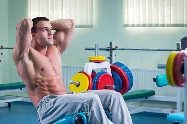 Homme fort dans la salle de gym — Photo