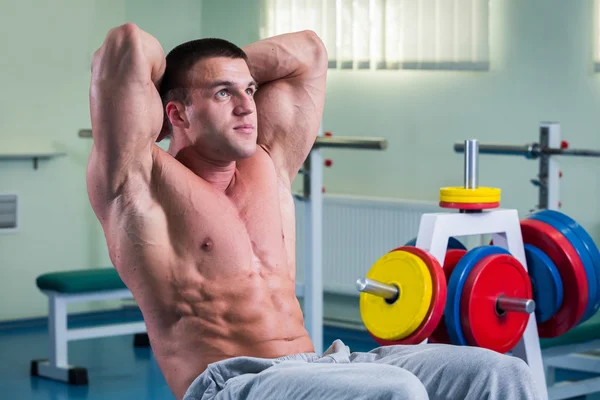 Uomo forte in palestra — Foto Stock