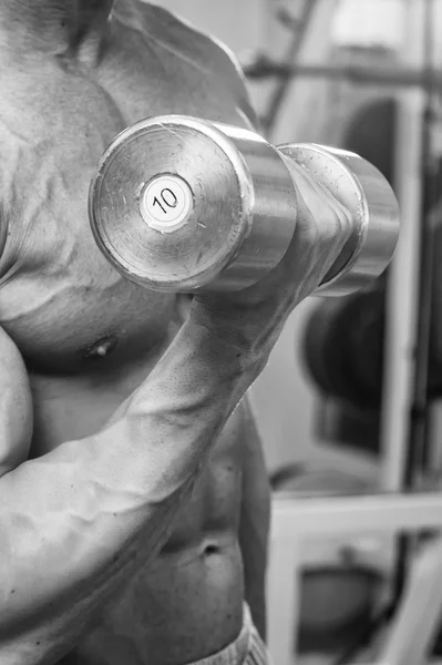 El spor salonunda bir dumbbell tutarak — Stok fotoğraf