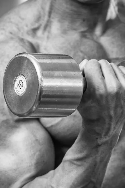 El spor salonunda bir dumbbell tutarak — Stok fotoğraf