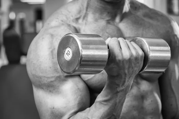 Mano che tiene un manubrio in palestra — Foto Stock