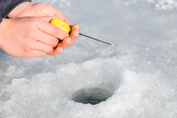 井戸から氷釣りの漁師 — ストック写真