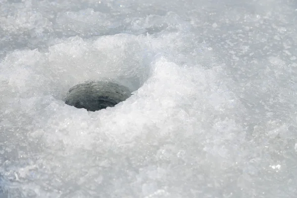 Trou de glace pour la pêche sur la glace — Photo