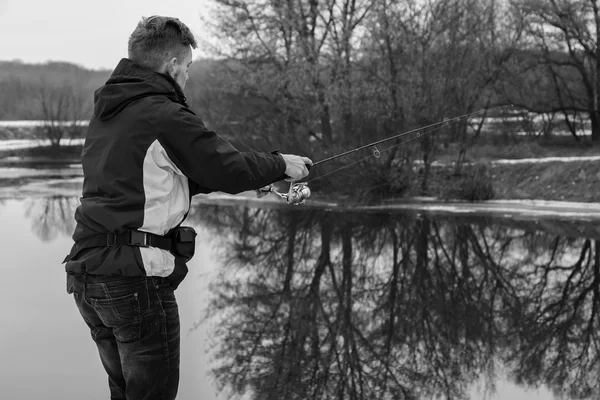 Pescatore maschio con filatura — Foto Stock