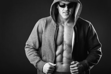 Kaslı adam açık ceket ile