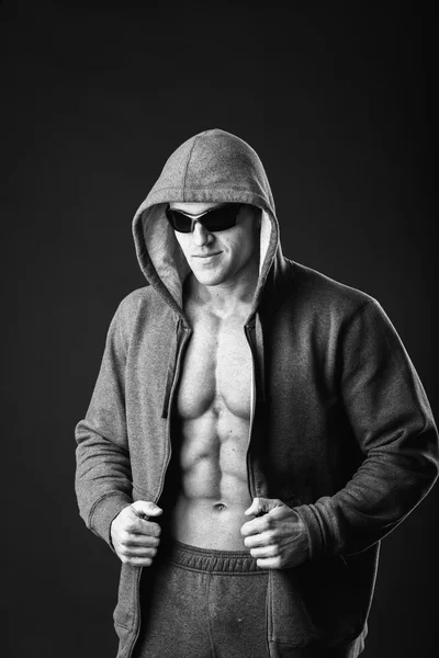 М'язистий чоловік з відкритою курткою — стокове фото