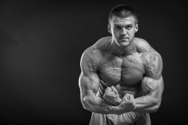 kaslı adam vücut geliştirmeci