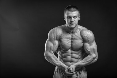 kaslı adam vücut geliştirmeci