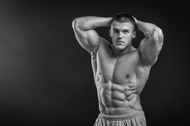 kaslı adam vücut geliştirmeci