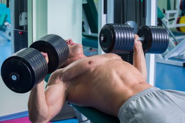 Vücut egzersizleri dumbbells ile yapar