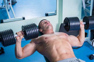 Vücut egzersizleri dumbbells ile yapar