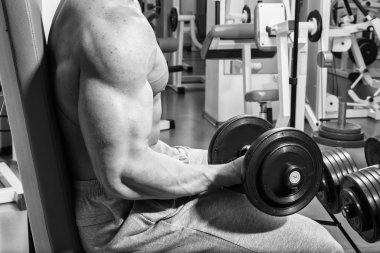 Vücut egzersizleri dumbbells ile yapar