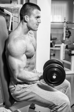 Vücut egzersizleri dumbbells ile yapar