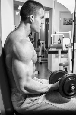 Vücut egzersizleri dumbbells ile yapar