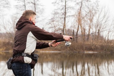 İplik ile ayakta balıkçı