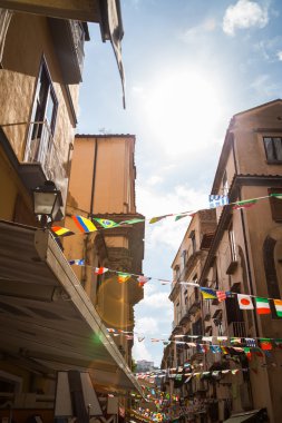 Kasaba bayrakları ile sokak