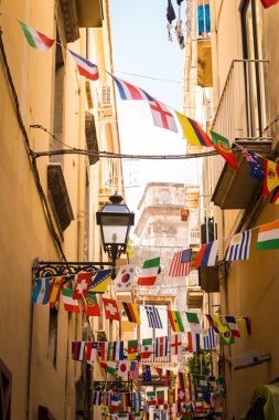 Kasaba bayrakları ile sokak