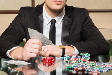 Casino poker oyuncusu