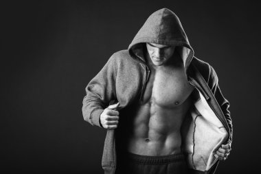 Kaslı adam açık ceket ile