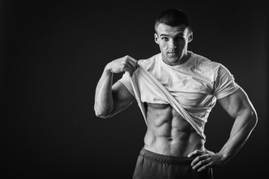 kaslı adam vücut geliştirmeci