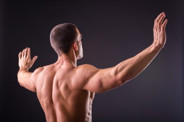 kaslı adam vücut geliştirmeci