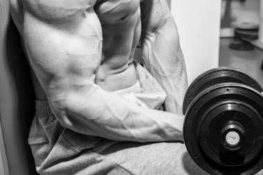 ağırlıklar ile çalışma dışarı adam