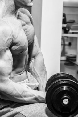 ağırlıklar ile çalışma dışarı adam