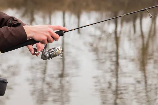 Pescatore in piedi con filatura — Foto Stock