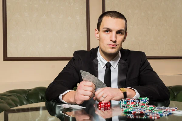 Jogador de poker no casino — Fotografia de Stock