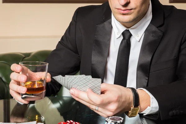 Jogador de poker no casino — Fotografia de Stock