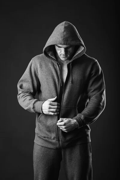 Мускулистый мужчина в открытой куртке — стоковое фото