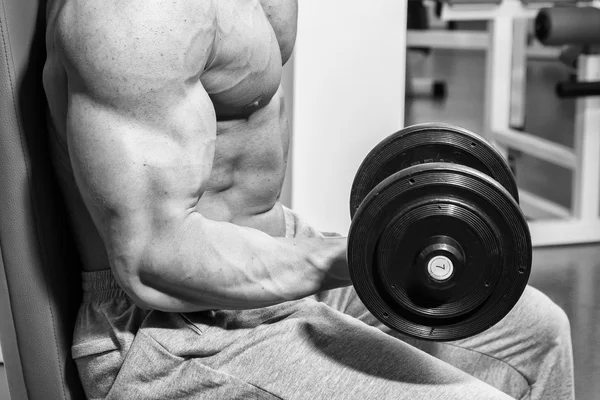 Man aan het werk uit met gewichten — Stockfoto