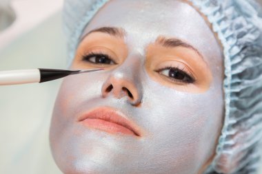 yüz maskesi uygulamak için kadın terapist