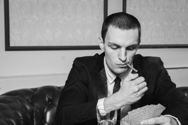 Casino oyun masasında adam.