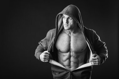 Adam açık ceket ile