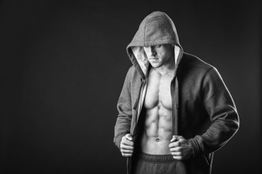 Adam açık ceket ile