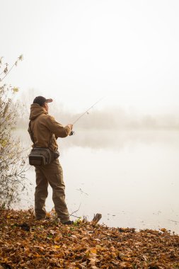 Balıkçı sonbahar arka plan üzerinde.