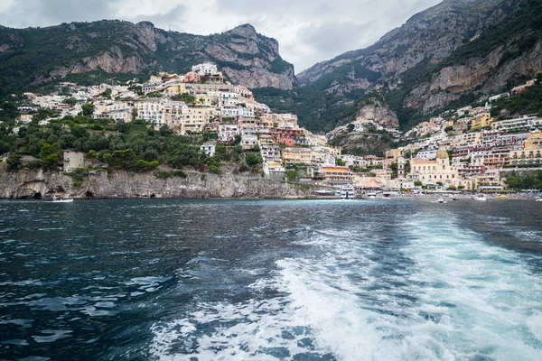 Näkymä Positanon kaupunkiin — kuvapankkivalokuva