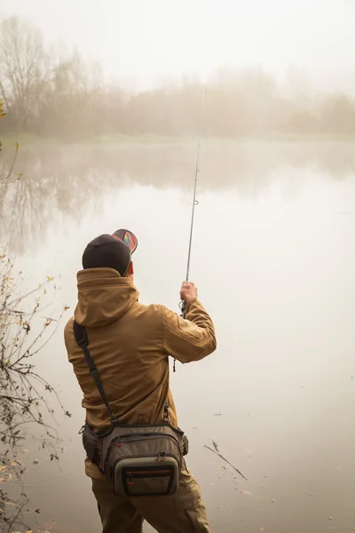 Fiskare på hösten bakgrunden. — Stockfoto