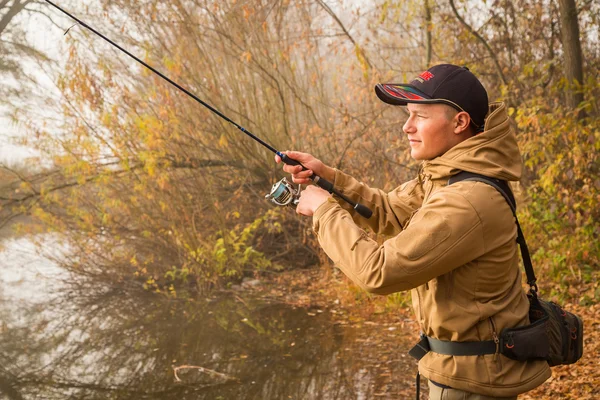 Pescador en el fondo de otoño . — Foto de Stock