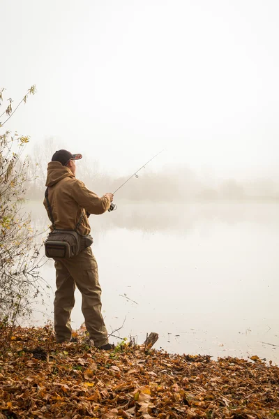 Pescador en el fondo de otoño . — Foto de Stock