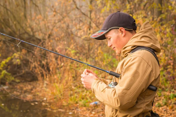 Pescador en el fondo de otoño . — Foto de Stock