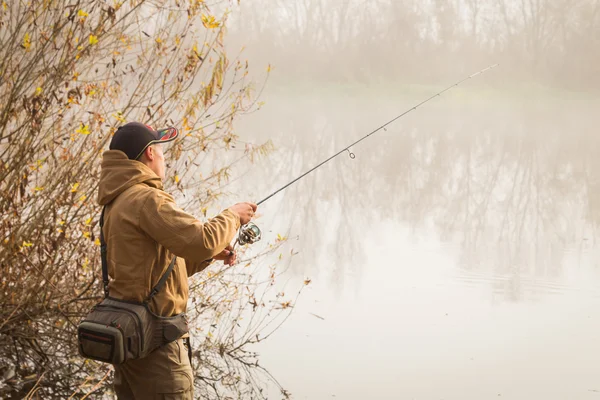 Rybář na podzimní pozadí. — Stock fotografie