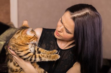 Bengal kedisi olan kız.