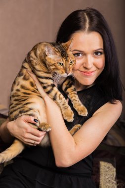 Bengal kedisi olan kız.