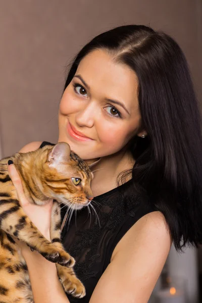 Chica con un gato de bengala . — Foto de Stock