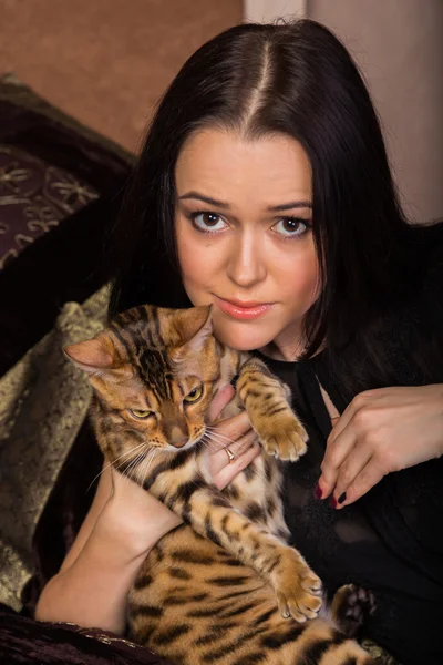 Flicka med en bengal katt. — Stockfoto